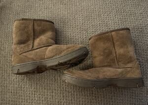 Ugg Women’s Brown Short Boots Suede Size 4 Fuzzy Inner